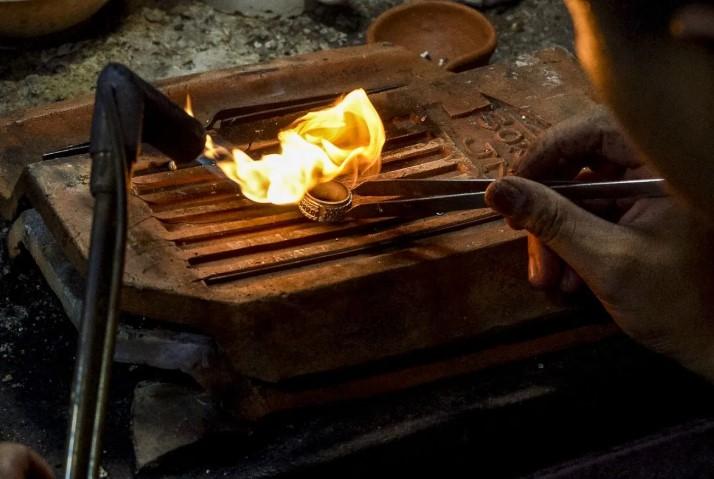 Perajin Perak Kotagede Bertahan di Tengah Lesunya Ekspor dan Lonjakan Harga Bahan Baku