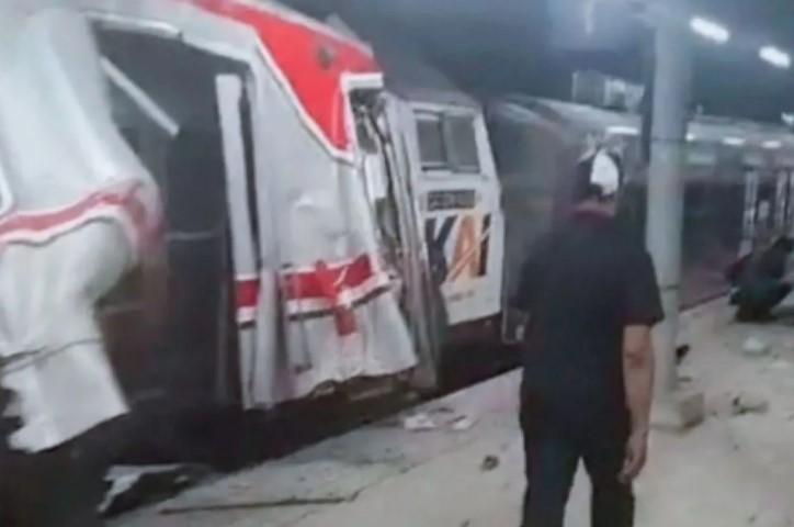 Lima Penumpang Masih Terhimpit Gerbong KRL Usai Tabrakan di Bekasi Timur