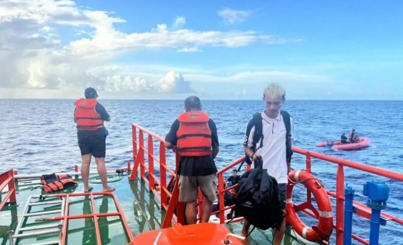 13 Penumpang KLM Cajoma V Berhasil Dievakuasi Basarnas Ambon Usai Kapal Karam Dihantam Cuaca Buruk