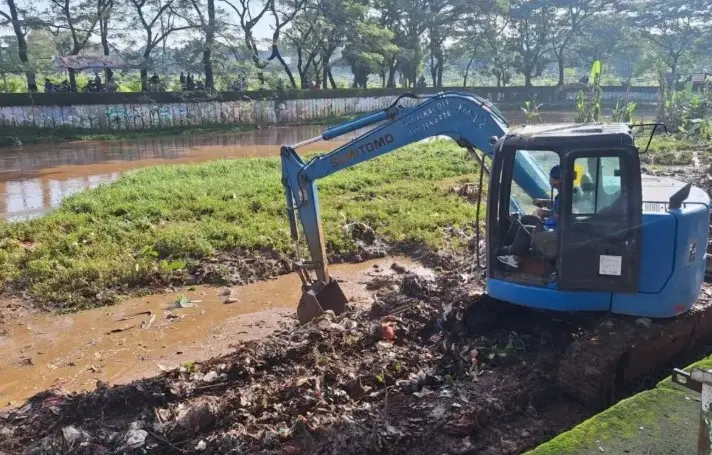 SDA Jakarta Selatan Keruk Kali Grogol dan Saluran Jelawe untuk Cegah Banjir di Jalan Sinabung