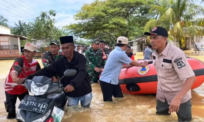 Hujan Deras Sebabkan Jalan Lintas Provinsi di Nagan Raya Terputus Banjir 50 Sentimeter
