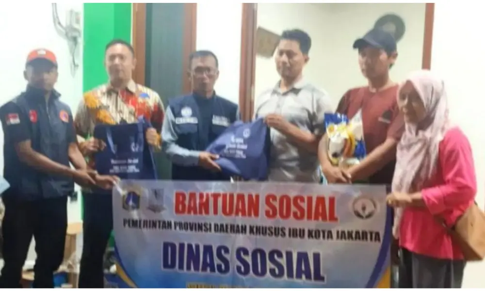 Sudinsos dan PMI Bantu Penyintas Kebakaran Kontrakan di Ciracas
