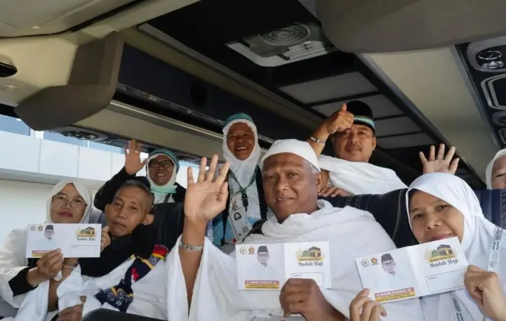 Andre Rosiade Berikan Tambahan Uang Saku 100 Riyal untuk Calon Haji Kloter Terakhir Padang