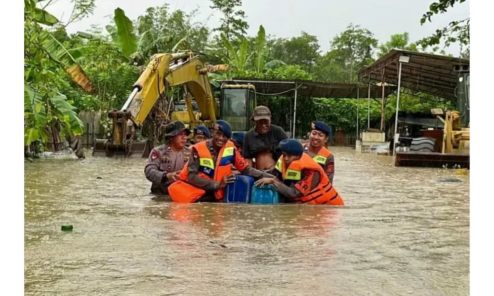 Satbrimob Polda Sultra Evakuasi Ratusan Warga Terdampak Banjir di Kendari