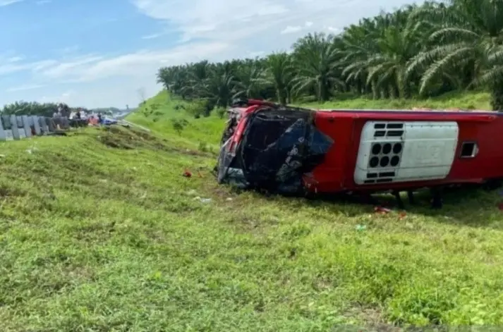 Bus Halmahera Terbalik di Tol JMKT Sergai, Empat Penumpang Tewas