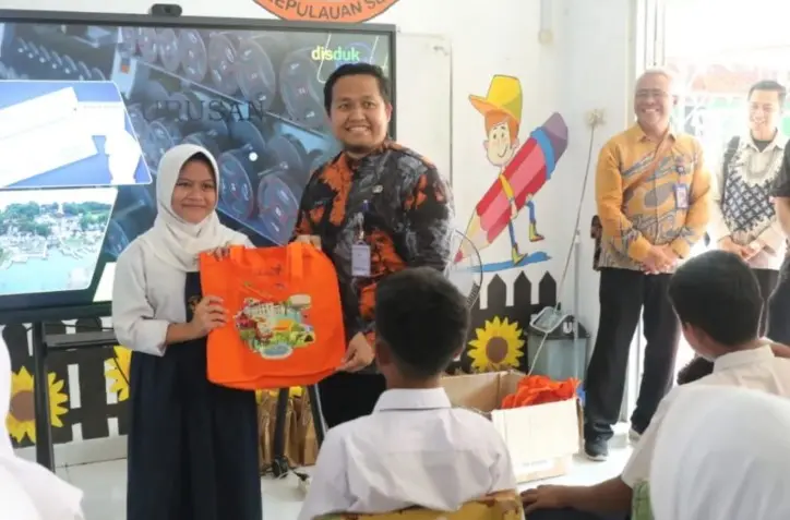 Dukcapil DKI Jemput Bola Pastikan Warga Pulau Sabira Miliki Dokumen Kependudukan