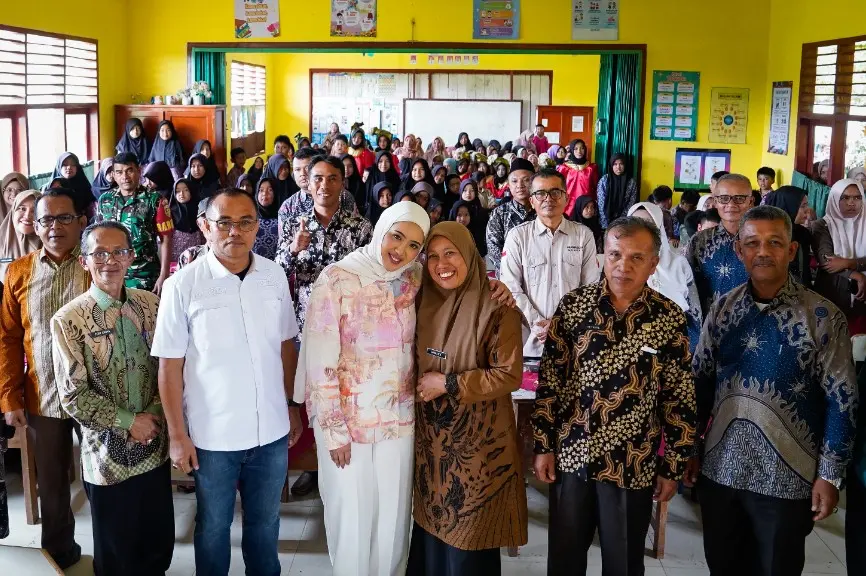 Cindy Monica Salurkan Bantuan Internet Starlink untuk Sekolah Pelosok di Lima Puluh Kota