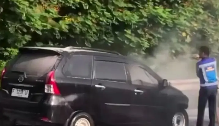 Mobil Avanza Terbakar di Tol Jagorawi Diduga Akibat Korsleting Listrik