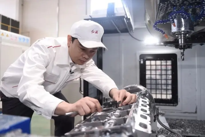 Teknisi Muda FAW China Berhasil Taklukkan Tantangan Mesin Otomotif Presisi Tinggi