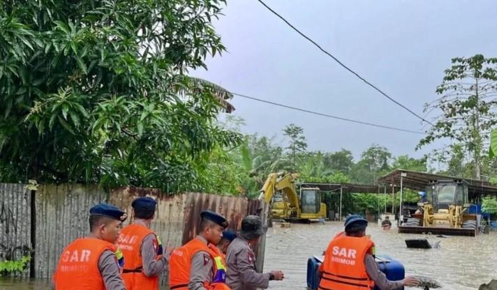 Brimob Sultra Kerahkan 25 Personel SAR untuk Bantu Korban Banjir di Kendari