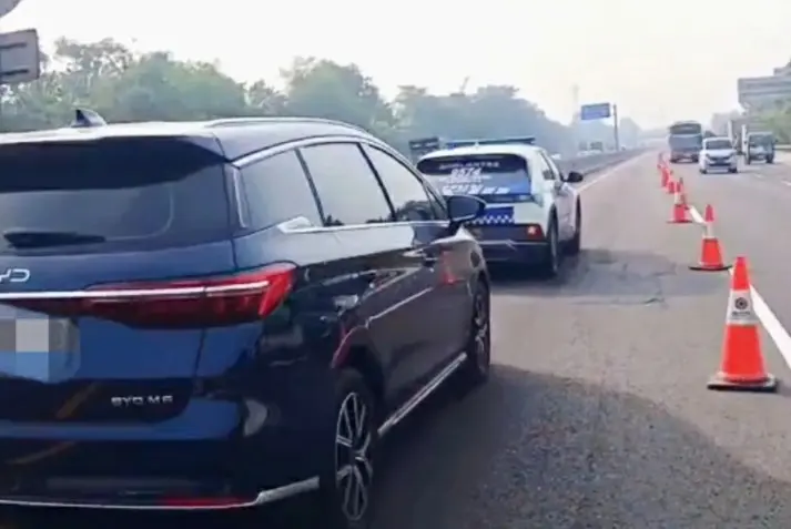 Arus Libur Panjang Padat, Petugas Terapkan Contraflow di Tol Jakarta-Cikampek