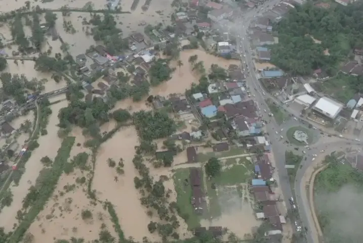 BPBD Kendari Kerahkan Personel Bersihkan Lumpur di Rumah Warga Pascabanjir