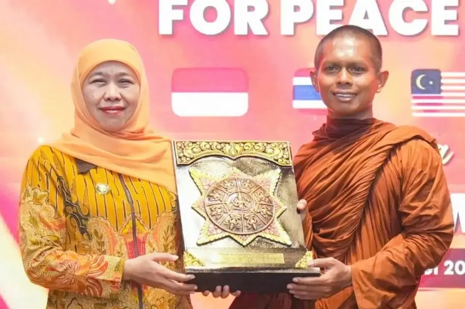 Khofifah Ajak Perkuat Toleransi dan Perdamaian Saat Sambut 57 Biksu Indonesia Walk for Peace 2026