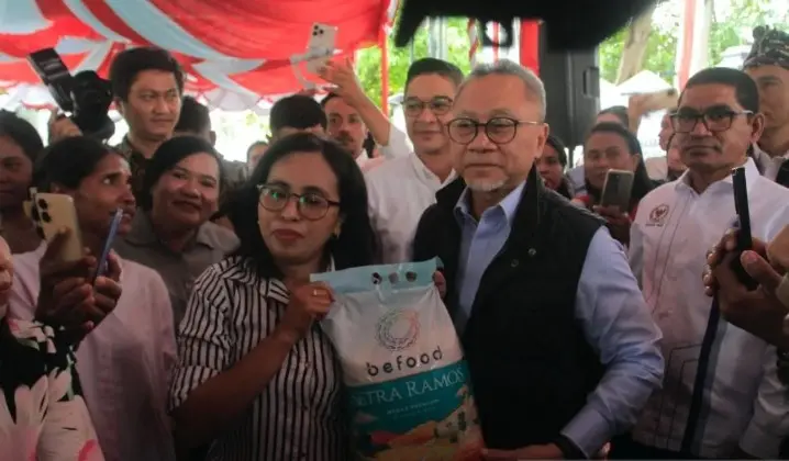 Menko Pangan Zulkifli Hasan Bagikan 1.000 Paket Sembako untuk Umat GBI di NTT