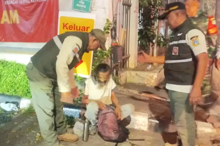 Satpol PP Bawa Delapan PPKS yang Penuhi Trotoar Mampang ke Panti Sosial