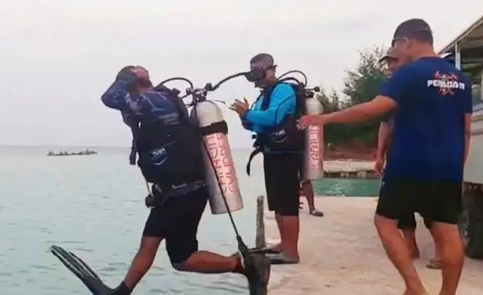 Polisi Selam ke Dasar Laut Selamatkan Ponsel Wisatawan di Pulau Pari