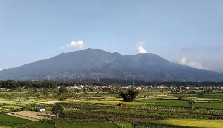 Gunung Marapi Erupsi, Kolom Abu Vulkanik Capai 500 Meter ke Arah Tenggara