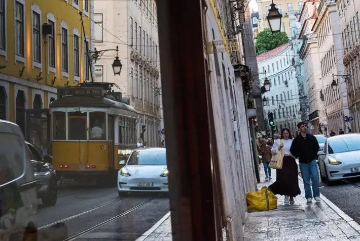 Trem Kuning Antik di Lisabon Portugal Jadi Ikon Wisata yang Mendunia