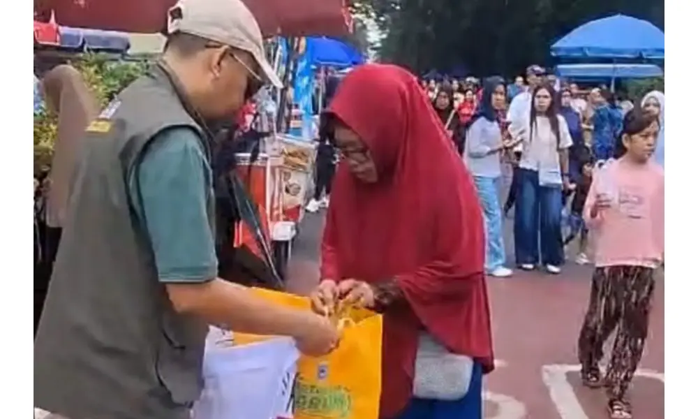 DLH Mataram Bagikan Ratusan Eco Bag untuk Kurangi Kantong Plastik