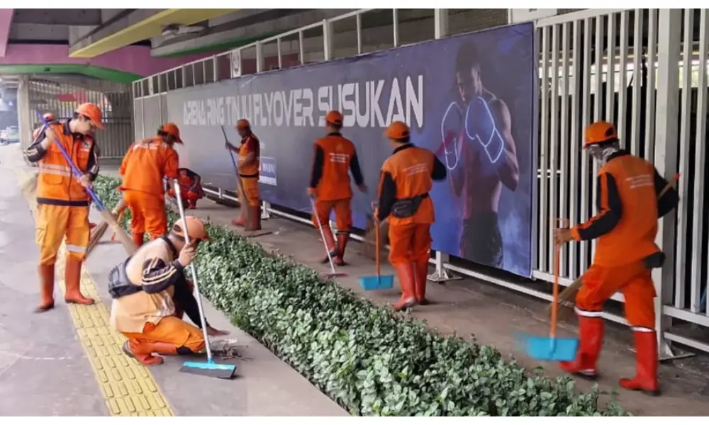Jelang Peresmian Sasana Tinju, 150 Personel Bersihkan Kolong Flyover Pasar Rebo