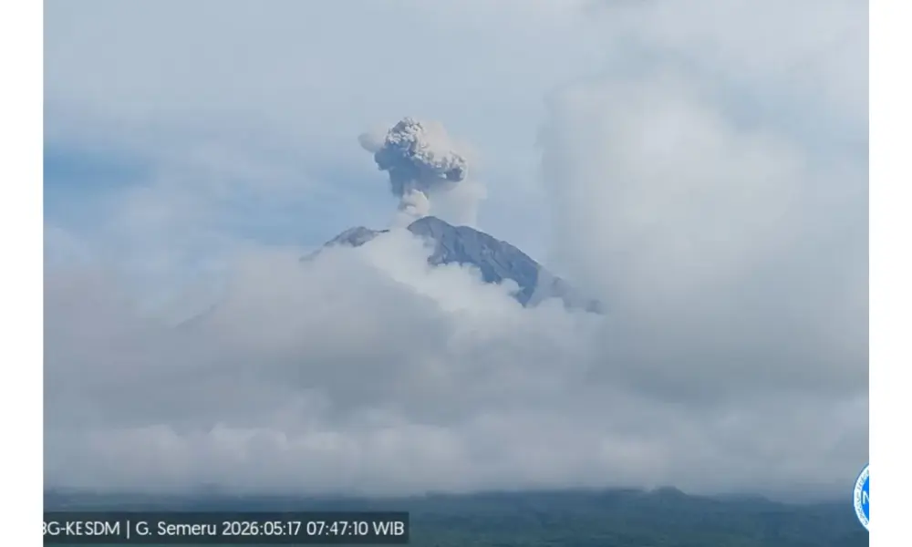 Gunung Semeru Erupsi Tiga Kali pada Minggu Pagi, Kolom Abu Capai 700 Meter