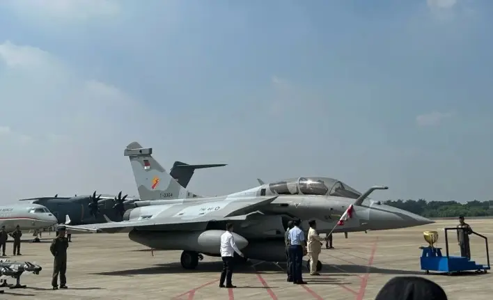 Prabowo Serahkan Kunci Pesawat Tempur Rafale dan Falcon kepada Panglima TNI