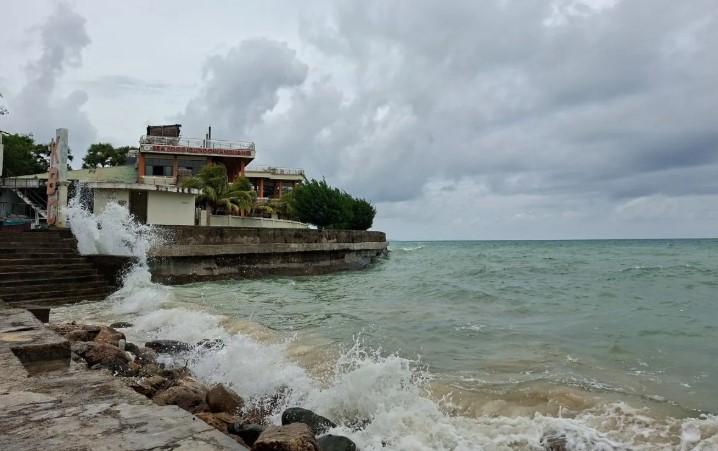 BMKG Imbau Warga Waspadai Gelombang Laut 2,5 Meter di Perairan NTT