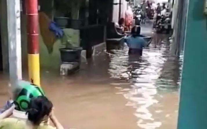 Banjir Kebon Pala Capai 1,4 Meter, Warga Bertahan di Lantai Dua Rumah