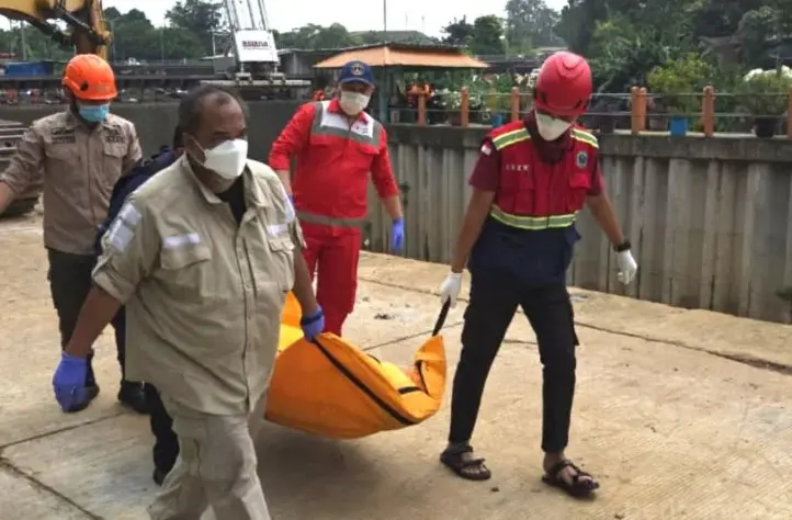 BPBD Jakarta Selatan Evakuasi Anak Hanyut di Kali Ciliwung Saat Ambil Pancing Tersangkut