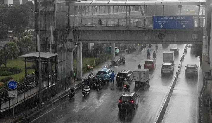 BMKG Prakirakan Mayoritas Kota Besar Indonesia Diguyur Hujan pada Rabu