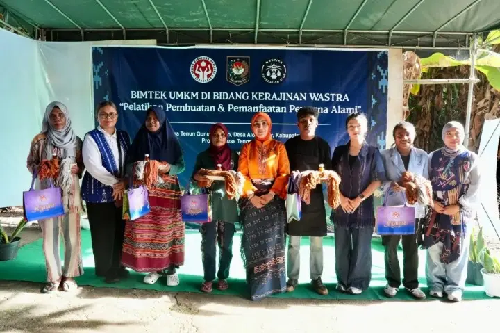 Kemendagri dan Dekranas Bekali UMKM Wastra di NTT dengan Pelatihan Pewarna Alami