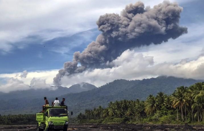 Gunung Dukono Kembali Erupsi, Kolom Abu Vulkanik Capai 600 Meter