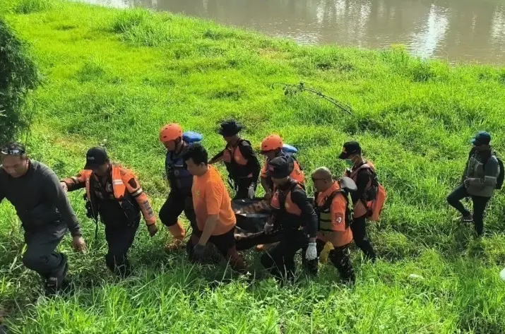Tim SAR Temukan Jenazah Pria Hanyut di Kanal Banjir Barat Semarang