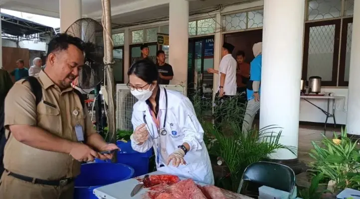 Sudin KPKP Jakarta Barat Periksa Daging Kurban di 121 Titik Penyembelihan