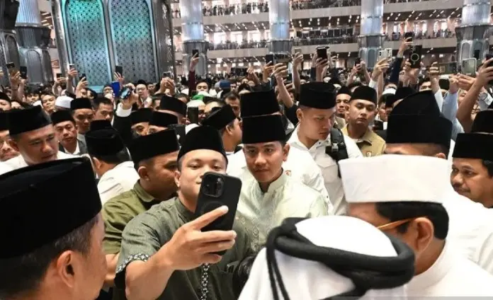 Wapres Gibran Sapa Jamaah dan Berfoto Bersama Usai Shalat Idul Adha di Istiqlal