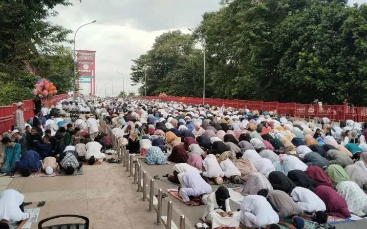 Puluhan Ribu Warga Palembang Shalat Idul Adha di Jembatan Ampera