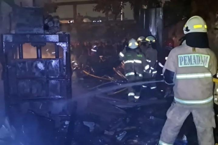 Puluhan Personel Gulkarmat Padamkan Kebakaran Rumah di Warakas Tanjung Priok