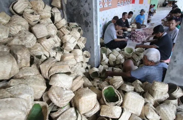 Pembagian Daging Kurban di Sukoharjo Gunakan Besek Bambu Ramah Lingkungan