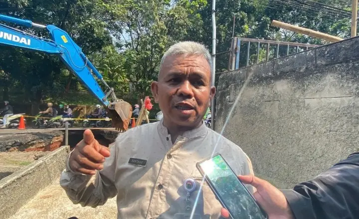 Beton Keropos Diduga Jadi Penyebab Jalan Amblas di Lenteng Agung hingga Picu Kemacetan