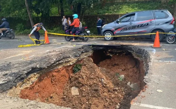 Dishub DKI Alihkan Arus Lalu Lintas Akibat Jalan Amblas di Lenteng Agung