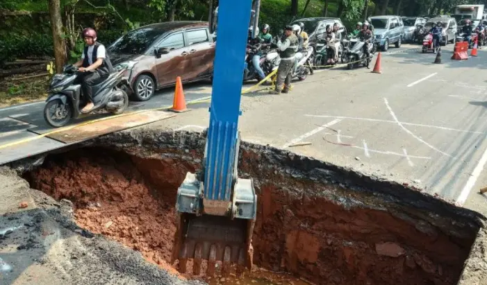 Perbaikan Jalan Amblas di Lenteng Agung Dilakukan Tanpa Penutupan Total untuk Jaga Arus Lalu Lintas