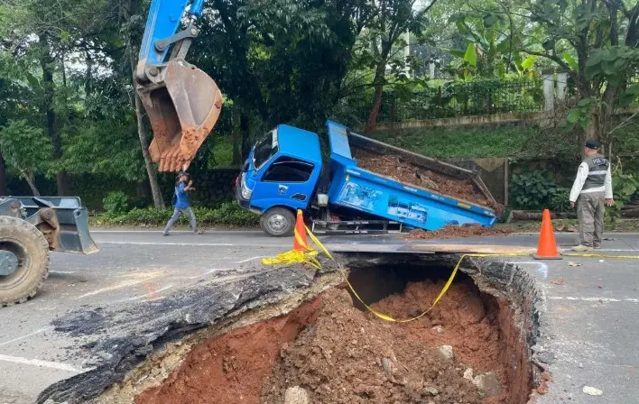 Truk Sudin SDA Terperosok ke Jalan Amblas di Lenteng Agung Saat Angkut Puing
