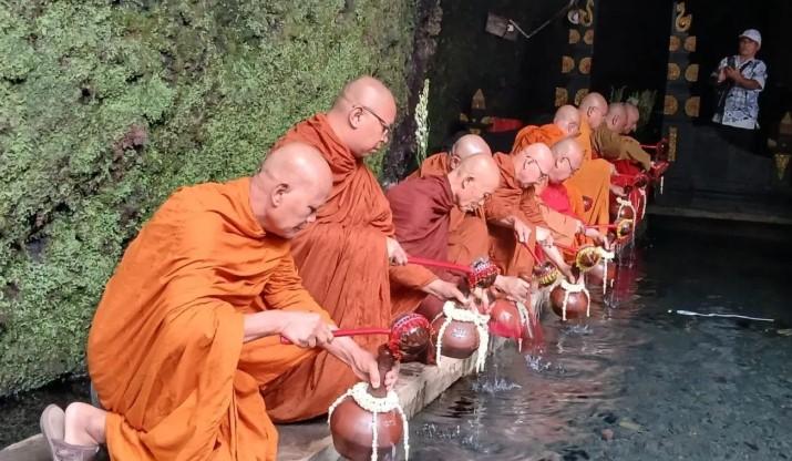 Puluhan Biksu Ambil Air Berkah di Umbul Jumprit untuk Rangkaian Waisak 2570 BE