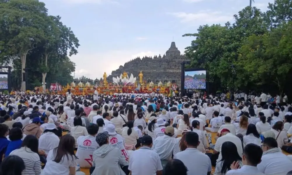 Ribuan Umat Buddha Ikuti Detik-Detik Tri Suci Waisak 2570 BE di Borobudur