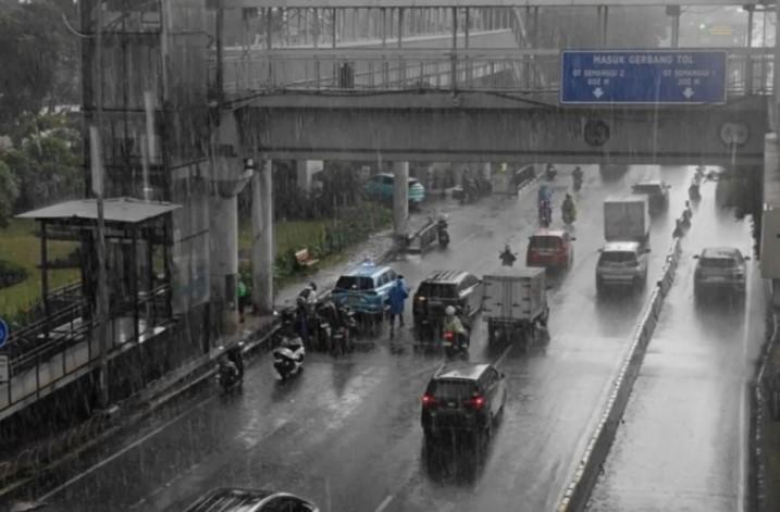 BMKG Prakirakan Seluruh Wilayah Jakarta Diguyur Hujan pada Senin Siang