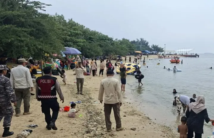 Ribuan Wisatawan Padati Pulau Untung Jawa Saat Libur Panjang Akhir Pekan
