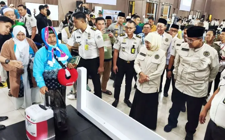 Khofifah Sebut Layanan Seamless Corridor Percepat Debarkasi Jamaah Haji di Surabaya
