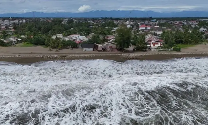 BMKG Peringatkan Gelombang Laut Hingga 4 Meter di Perairan Selatan Indonesia