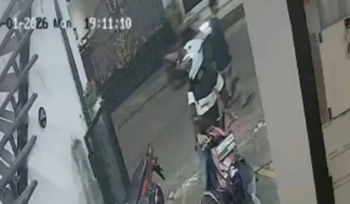 Maling Motor Terekam CCTV Saat Beraksi di Kedai Kopi Duren Sawit
