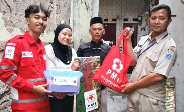 PMI Jakarta Timur Salurkan Bantuan untuk Penyintas Kebakaran di Utan Kayu Selatan